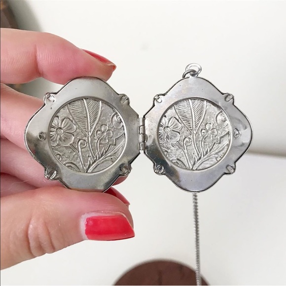 Vintage Silver Floral Locket Necklace - Picture 5 of 6
